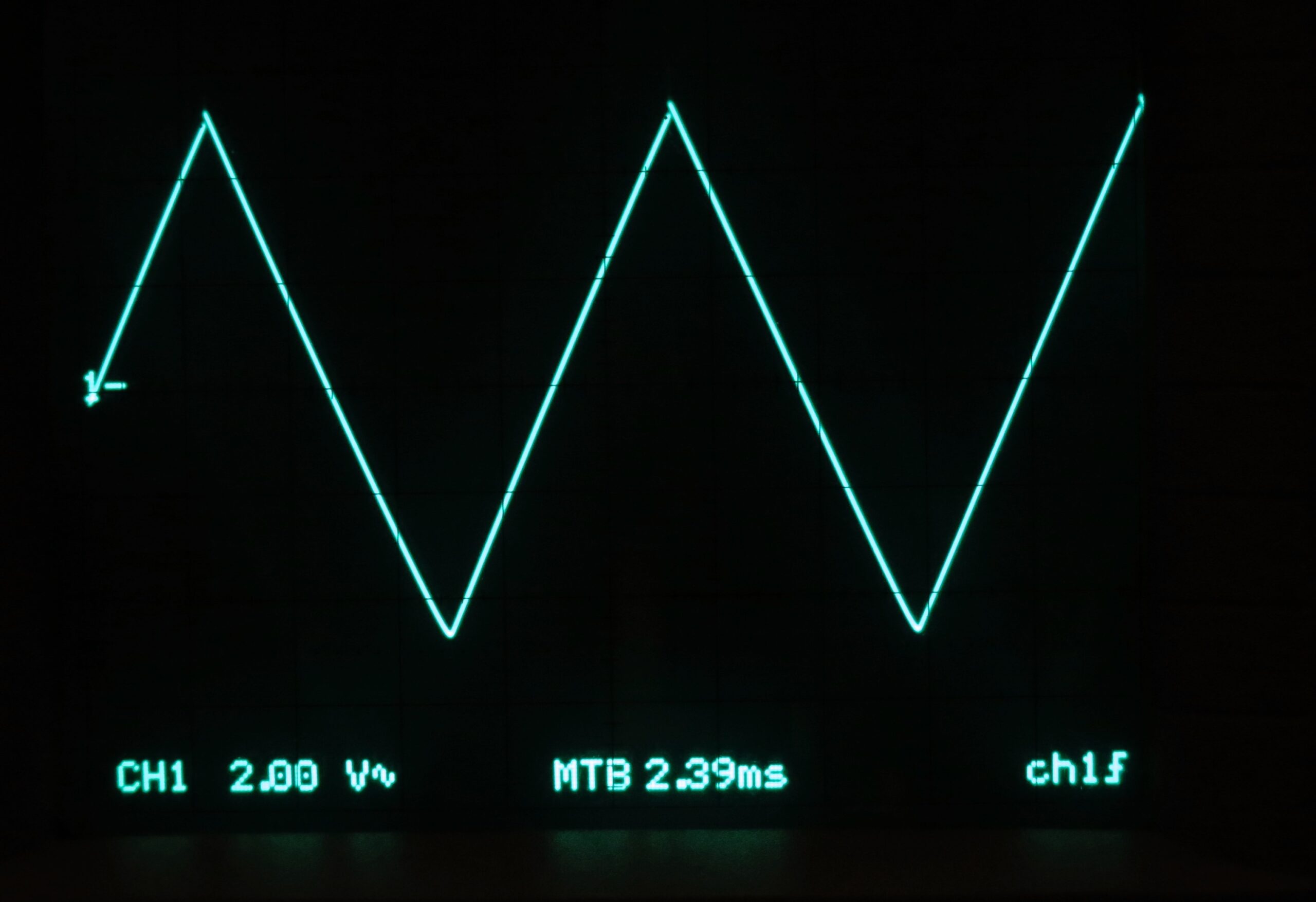 Clone Roland System 100 oscillator oscilloscope photo, showing the triangle wave